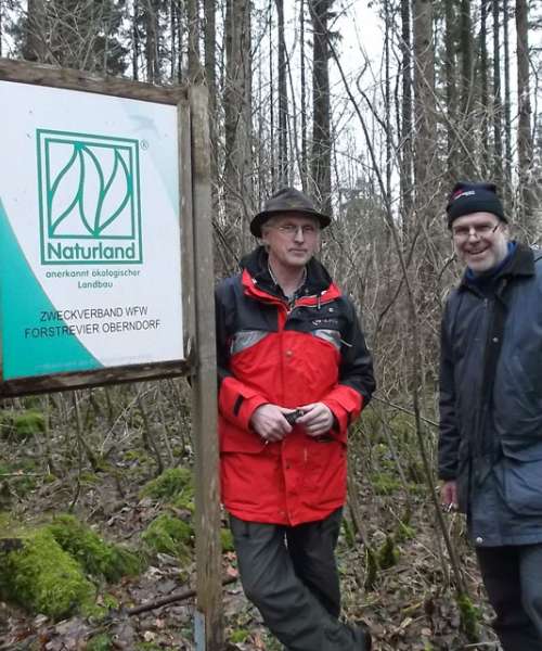 Inspección y certificación con nuestro experto forestal Martin Reinold (dcha.)